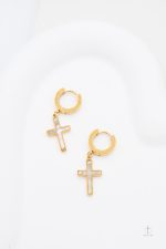 Élégance minimaliste avec ces boucles d'oreilles croix