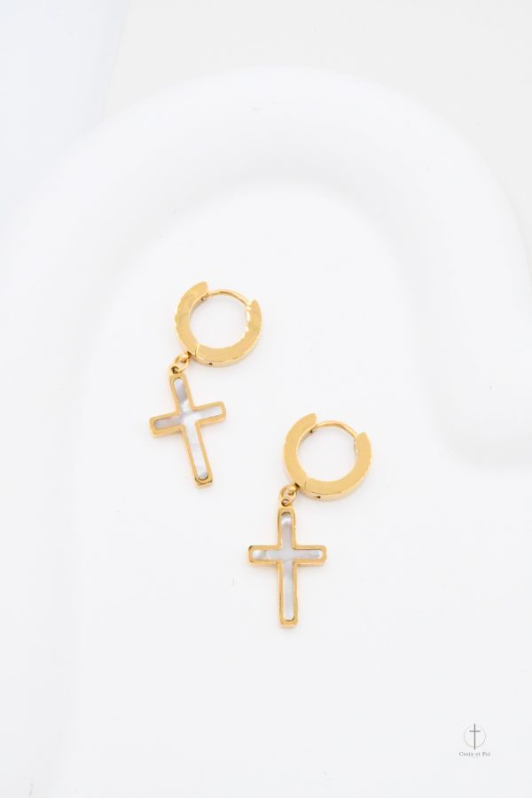 Élégance minimaliste avec ces boucles d'oreilles croix