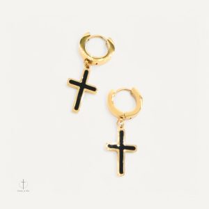 Accessoire chic : boucles d'oreilles croix