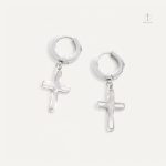 Élégantes boucles d'oreilles en croix dorée