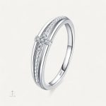 Bague croix en argent avec design élégant et moderne