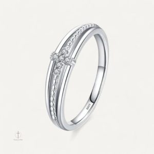 Bague croix en argent avec design élégant et moderne