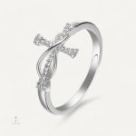 Bague Croix avec design minimaliste et raffiné