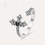 Bague Croix Amour au design gothique élégant