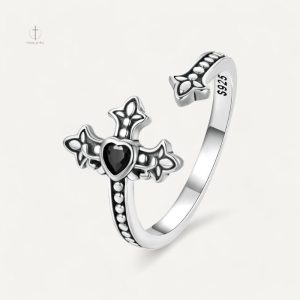 Bague Croix Amour au design gothique élégant