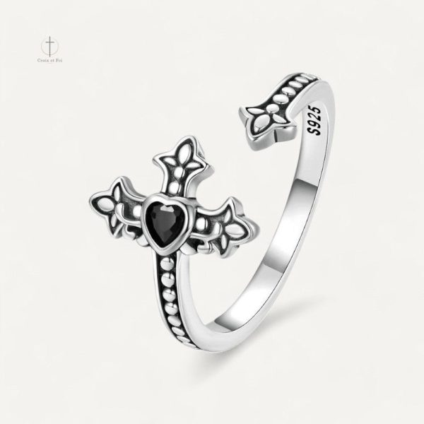 Bague Croix Amour au design gothique élégant