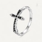 Bague Croix Argent Gothique avec design élégant