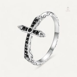 Bague Croix Argent Gothique avec design élégant