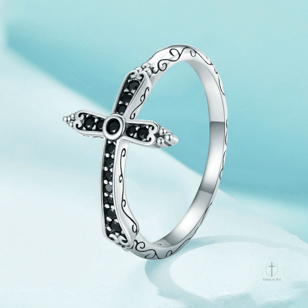 Bague argentée au style gothique croisé