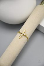 Accessoire de mode : Bague croix raffinée