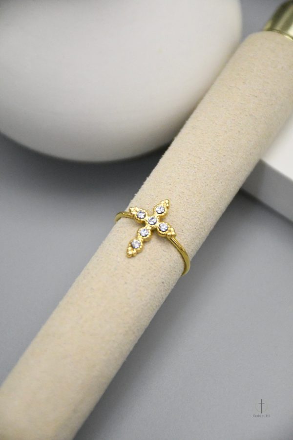 Accessoire de mode : Bague croix raffinée