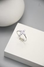 Bague avec design croisé et brillance subtile