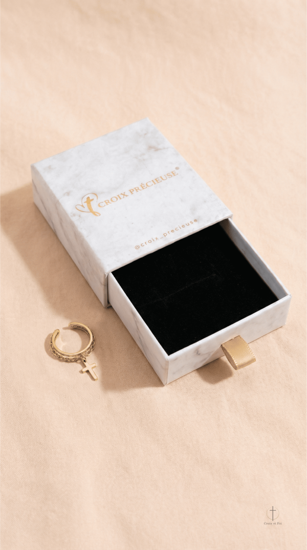 Bague Croix avec Chaîne, un bijou symbolique et stylé
