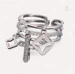 Bague Élégante avec motifs croix et charms