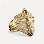 Bague Croix Chevalière en métal élégant et symbolique