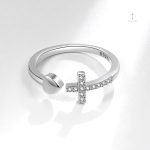 Accessoire de mode : bague croix en argent
