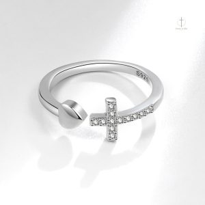 Accessoire de mode : bague croix en argent