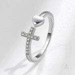 Bijou en argent : bague croix avec cœur décoratif