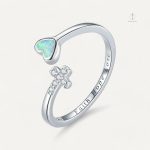 Bague Croix avec Coeur Bleu en design élégant