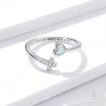 Accessoire chic, Bague Croix avec détail bleu profond
