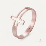 Bague Croix avec finition soignée et originale