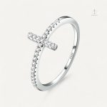 Bague Croix avec design élégant en diamant