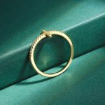 Bague Croix avec finition brillante et pierres