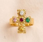 Bague croix colorée en or, design élégant et moderne