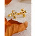Bijou croix doré, décoré de gemmes aux couleurs vives