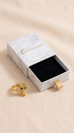 Bague en or avec motif croisé et pierres scintillantes