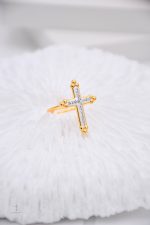 Bague Croix Élégance en design céleste et raffiné