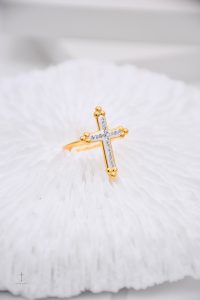 Bague Croix Élégance en design céleste et raffiné