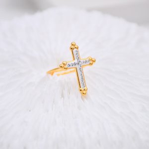 Bague Croix Élégance en design céleste et raffiné