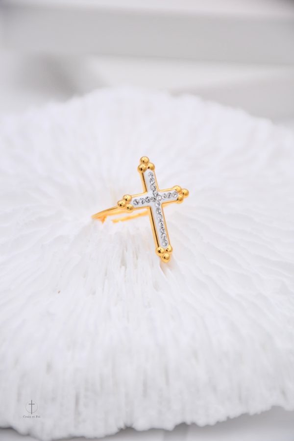 Bague Croix Élégance en design céleste et raffiné