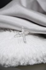 Bague Croix avec un style élégant et moderne, finition soignée
