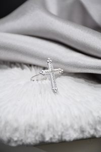 Bague Croix avec un style élégant et moderne, finition soignée