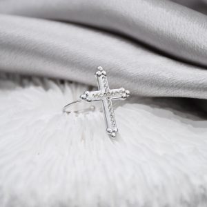 Bague Croix avec un style élégant et moderne, finition soignée