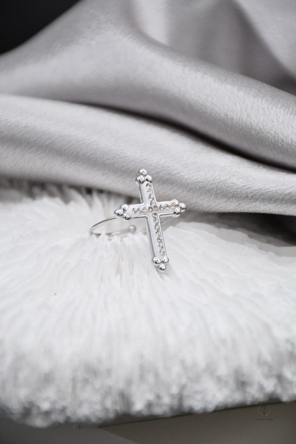 Bague Croix avec un style élégant et moderne, finition soignée