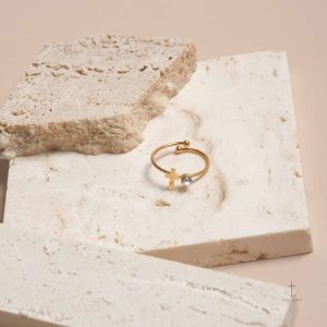 Accessoire tendance : Bague Croix élégante