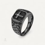 Bague en métal avec motif croix stylisé