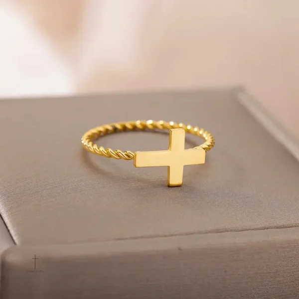 Bague Croix moderne avec une touche classique