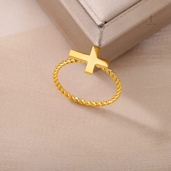 Bague Croix d'Éternité, un accessoire incontournable