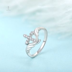Bague croisée symbolisant la foi et la protection