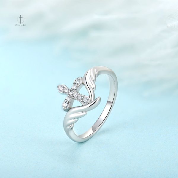 Bague croisée symbolisant la foi et la protection