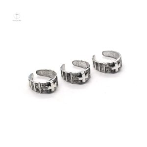 Accessoire de mode, bague croix en style gothique