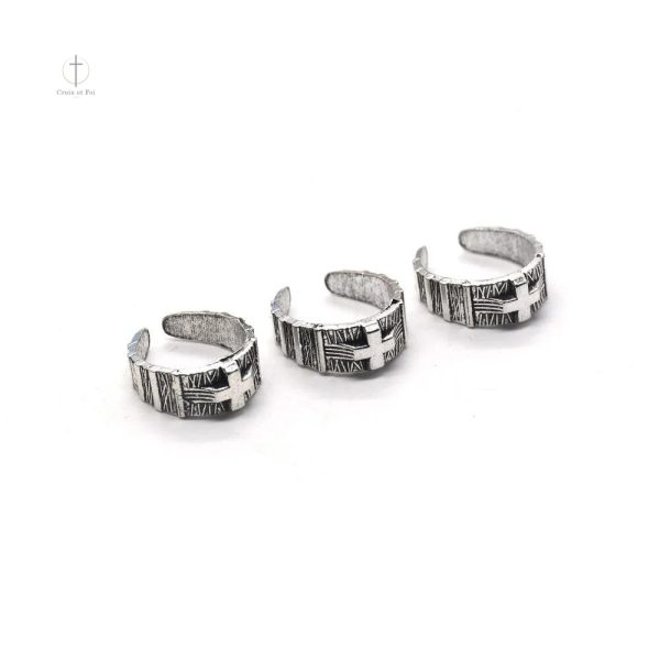 Accessoire de mode, bague croix en style gothique