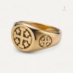 Bague dorée avec motif croix de Jérusalem