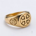 Accessoire tendance : Bague Croix dorée