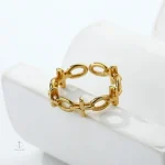 Accessoire tendance : bague croix raffinée en maille
