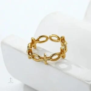 Accessoire tendance : bague croix raffinée en maille